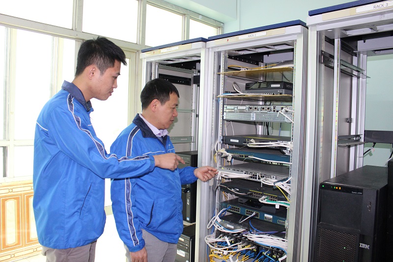 Nh&acirc;n vi&ecirc;n kỹ thuật của VNPT Hưng Y&ecirc;n vận h&agrave;nh, kiểm tra hệ th&ocirc;ng m&aacute;y chủ bảo đảm an to&agrave;n th&ocirc;ng tin